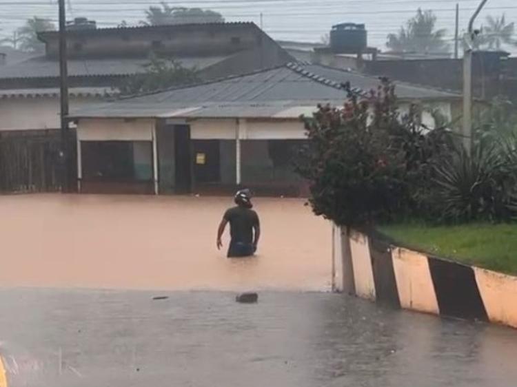 Chuva intensa causa alagamentos e atinge 400 pessoas em cidade no interior do Acre