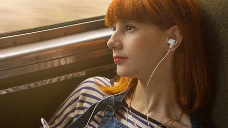La psicología explica por qué hay personas que siempre llevan auriculares: no es solo por la música