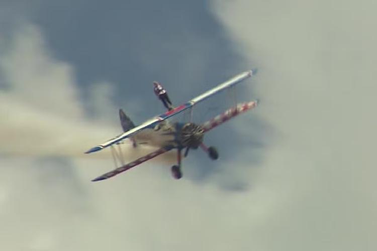 VÍDEO: britânica de 97 anos se torna a mulher mais velha a fazer acrobacia aérea sobre asas