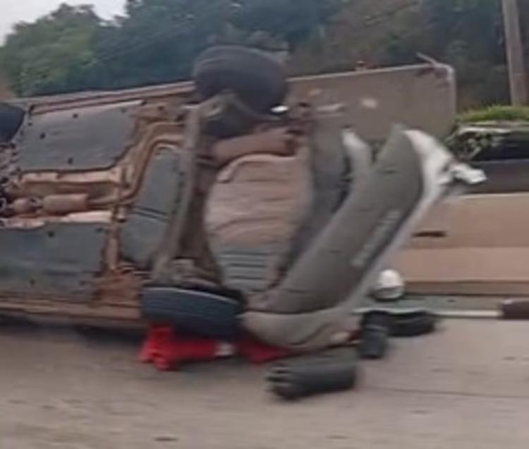 Carro sai de pista e capota na Via Dutra, em Barra Mansa