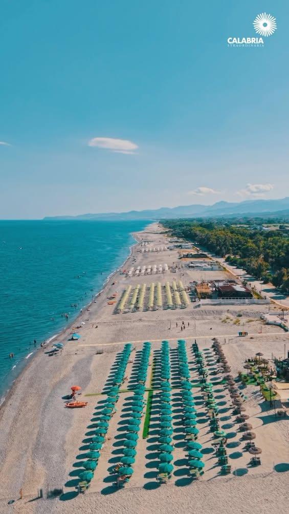 ♥️Locri. ❤️ Si ama e si vive! Grazie Calabria Straordinaria!A Locri, la Calabria si accende di colori: il blu del mare,...