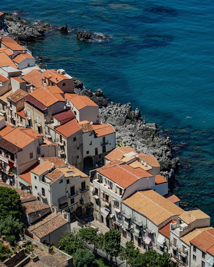 Tetti che si affacciano sul mare, vicoli che arrivano fino alla spiaggia e un panorama che racconta tutta l’anima di Cef...