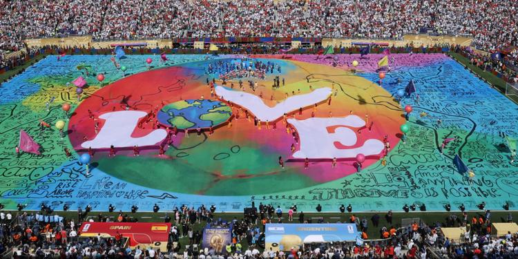 L’Halftime show durante la finale dei Mondiali, un’americanata in playback