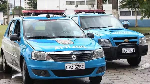PM localiza menina de 3 anos dentro de carro roubado por criminosos na Zona Norte do Rio