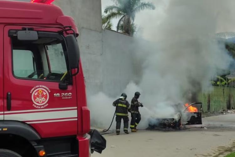 Incêndio destrói carro no Perequê-Mirim, em Caraguatatuba; ninguém se feriu