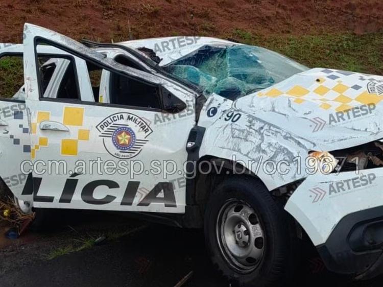 Grave acidente com viatura da Polícia Rodoviária deixa uma pessoa morta e outra ferida no interior de SP