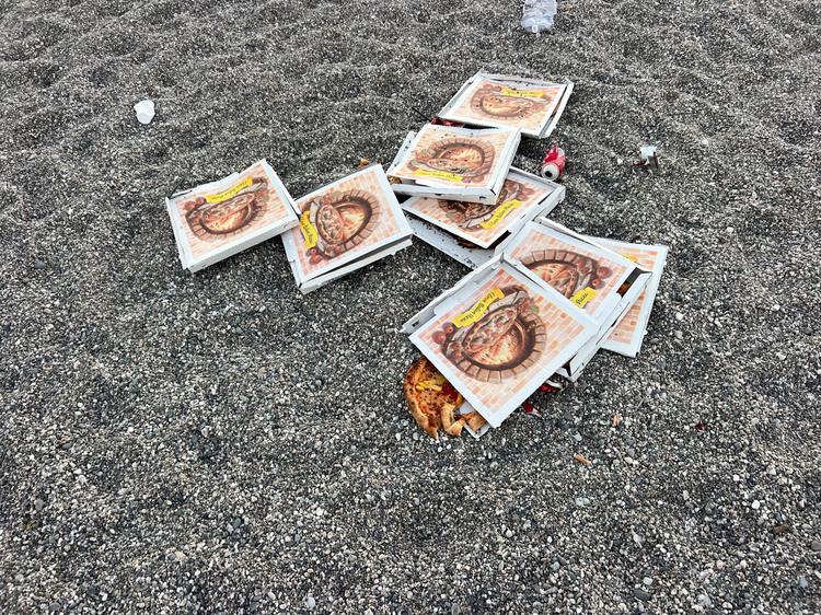 Ferragosto a Milazzo, 4 MILA cartoni di pizza raccolti sulla spiaggia. Da settimane super lavoro per gli operai della Ecocet (FOTO)