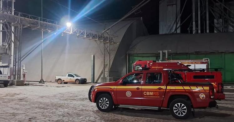 Bombeiros mobilizam buscas a trabalhador soterrado em armazém de grãos em Tapera