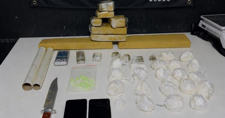 Homem é abordado fumando maconha e polícia encontra quase 6 kg de drogas em quitinete de Itajaí&nbsp;