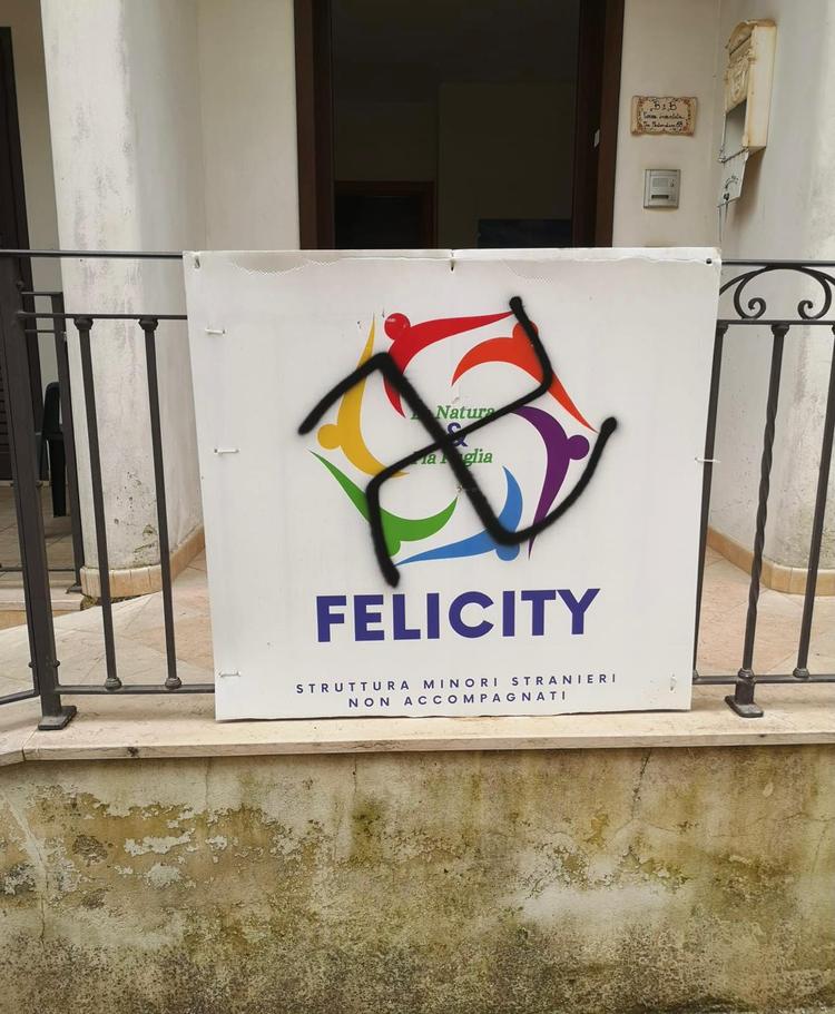 Morciano, svastiche e insulti razzisti fuori dal centro per stranieri