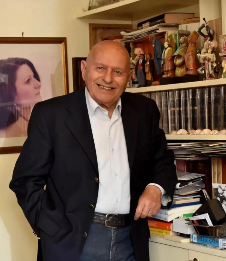 🕊️ L’Amministrazione Comunale di Licodia Eubea si stringe con commozione alla famiglia dell’Avvocato Enzo Zappulla, ill...