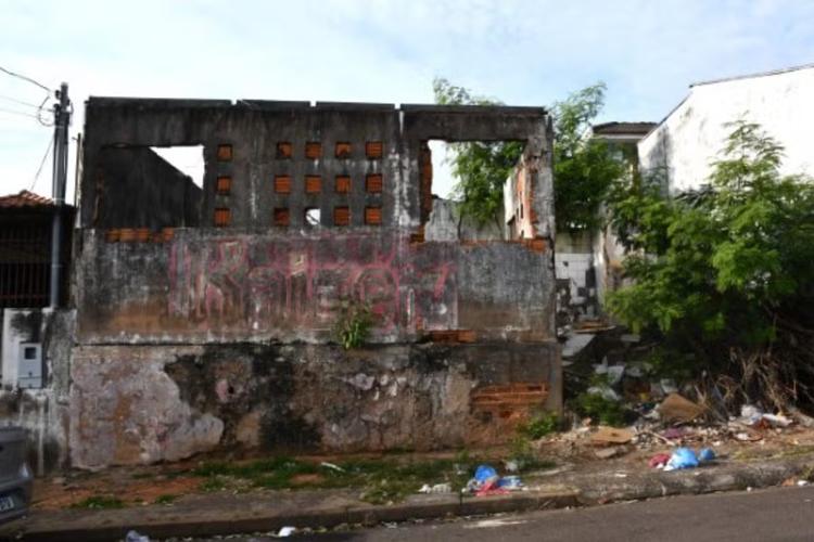 Casa abandonada há mais de 20 anos é demolida após decisão judicial em Presidente Prudente