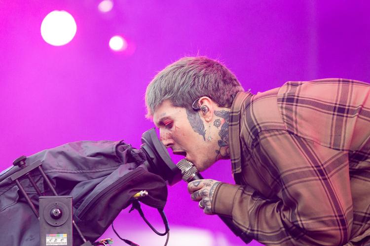 Vocalista do Bring Me the Horizon sofre concussão leve após ser atingido por celular durante show
