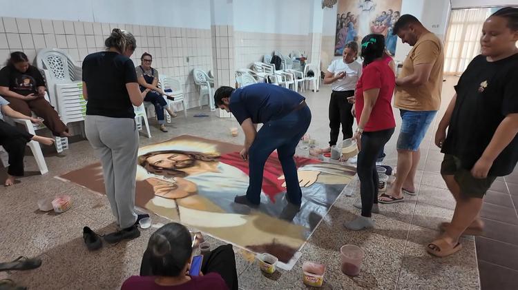 Tapetes de Corpus Christi: fiéis ensinam técnica para voluntários continuarem tradição em Castelo, uma das maiores festas do país