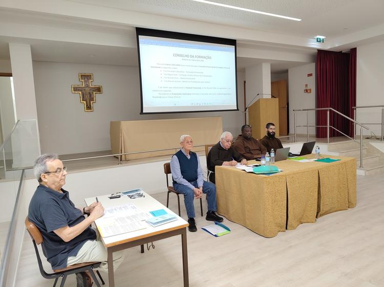 Frei Miguel Grilo, o último do lado direito, apresenta o relatório do Conselho de Formação
