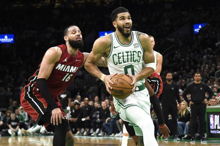Celtics vencem Heat, e Jayson Tatum tem 1º triplo-duplo em playoffs na carreira