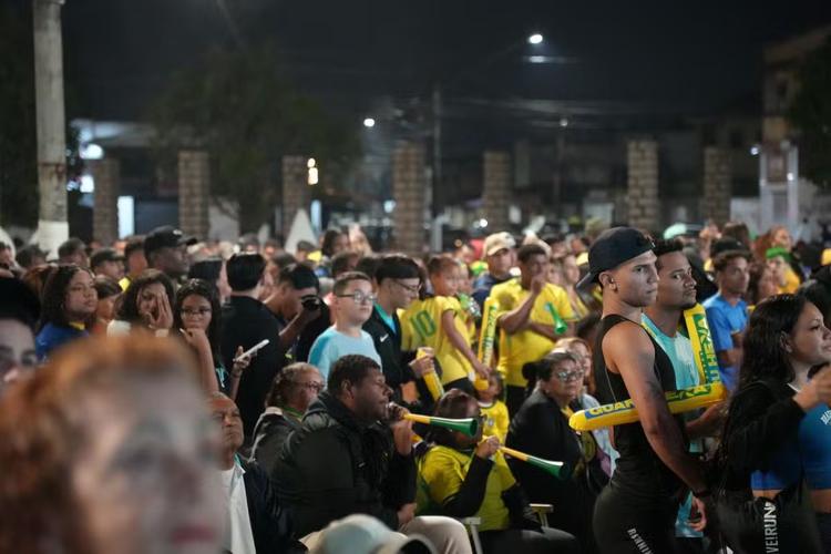 Shoppings, praças e quermesses exibem o jogo entre Brasil e Escócia no litoral de SP; veja onde assistir