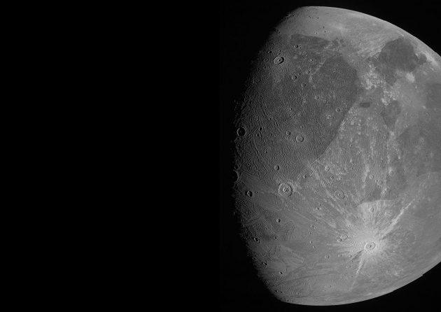 Die erste Juno-Aufnahme des Jupitermondes Ganymed. (Klicken Sie auf die Bildmitte, um zu einer vergrößerten Darstellung zu gelangen. Copyright: NASA/JPL-Caltech/SwRI/MSSS