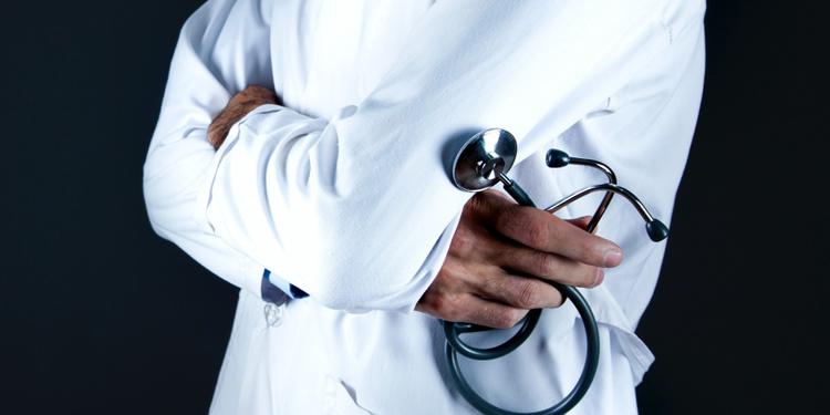 Rifiuta di visitare una paziente e la chiude in una stanza: medico ricoverato in Psichiatria a Caltanissetta