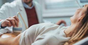 Italiane mamme sempre più tardi, età media 32,7 anni. Appello Ivi: "Più attenzione ai tempi della fertilità"