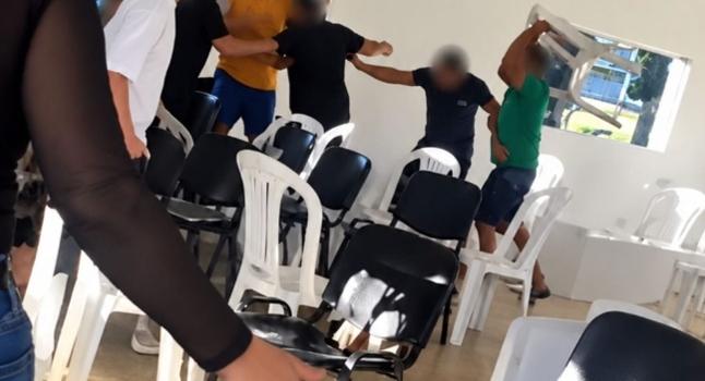Grupo invade igreja, agride fiéis com cadeiras e ameaça matar pastor em SP