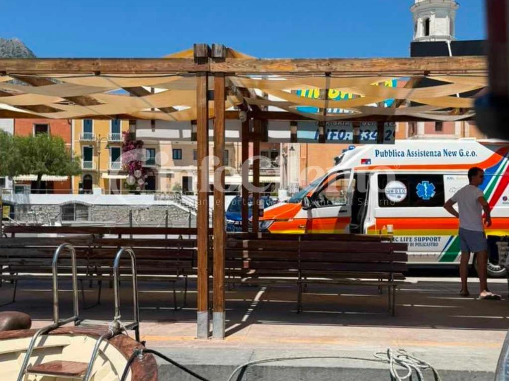 Turista accusa un malore sulla spiaggia del Marcellino: salvato e trasportato a Scario