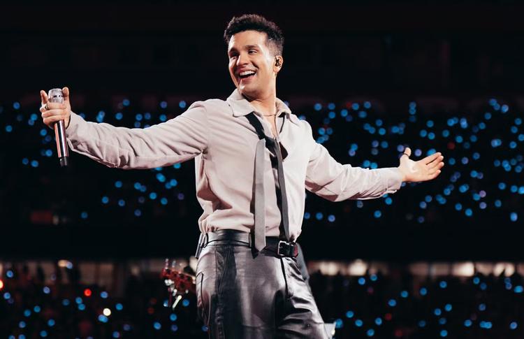 Luan Santana vê pais e filhos cantarem seus hits às vésperas de 20 anos de carreira: 'Parte da história das pessoas'