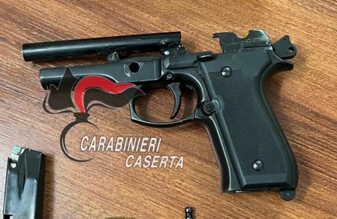 Casal di Principe, brandisce pistola in una caffetteria: arrestato 40enne
