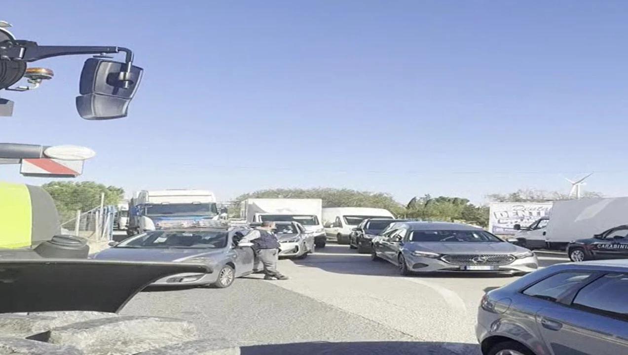 Caro carburante, la protesta degli autotrasportatori blocca la A30 e la A3