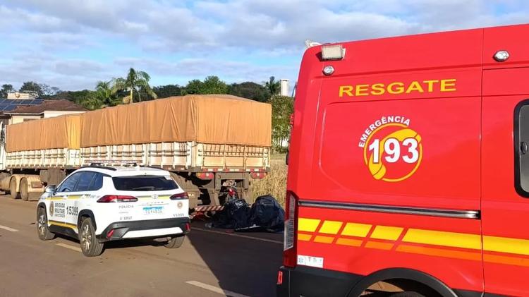 Motociclista morre após colisão com carreta estacionada em Santa Rosa