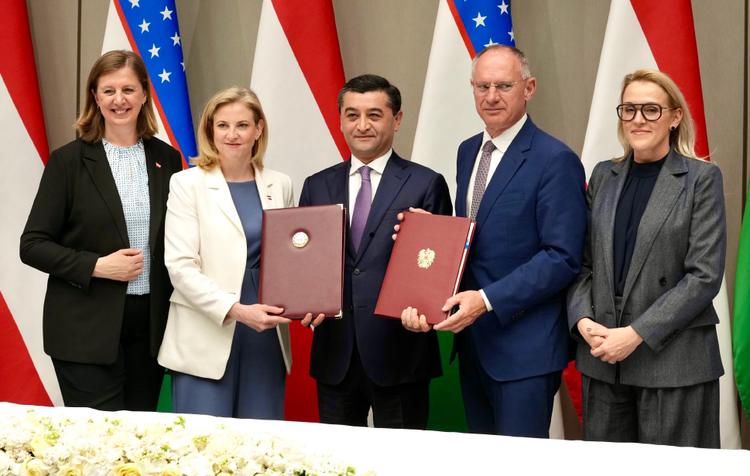 Abkommen fixiert: Barbara Eibinger-Miedl, Beate Meinl-Reisinger, Außenminister Bakhtiyor Saidov, Gerhard Karner und Eva Liebmann, Generalsekretär-Stellvertreterin der WKO.