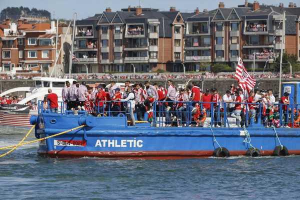 Athletic Bilbao festeja título da Copa do Rei com barco e multidão de torcedores; fotos