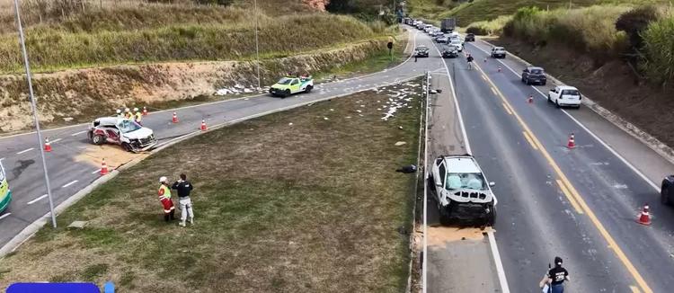 Mulher morre em acidente entre carro e caminhonete na BR-116