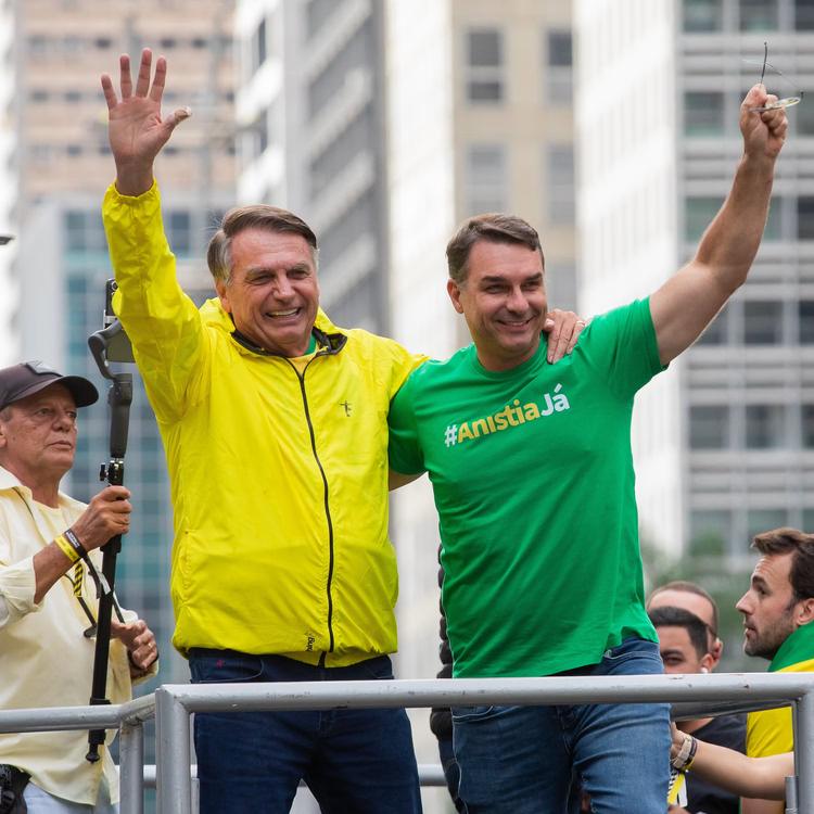 Após divulgação de carta, Moraes suspende visitas de Flávio Bolsonaro ao pai por 90 dias