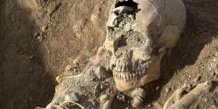 Sepolti insieme da 800 anni, una donna stringe ancora un bambino: la scoperta a Siponto