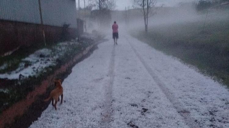 Granizo atinge mais de 2,3 mil casas e cancela aulas em cidades do RS; órgão aponta grande perigo