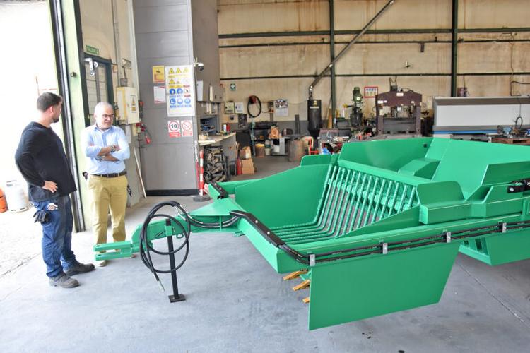 Visita municipal a Himosur, metalistería industrial especializada en aperos agrícolas, sobre todo en la fabricación de despedregadoras y arcos bulldozer