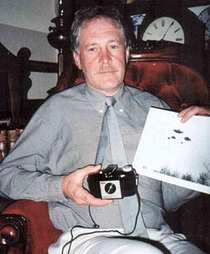 Alex mit seinem Foto von 1962 und seiner Box Brownie-Kamera. Copyright David Clarke