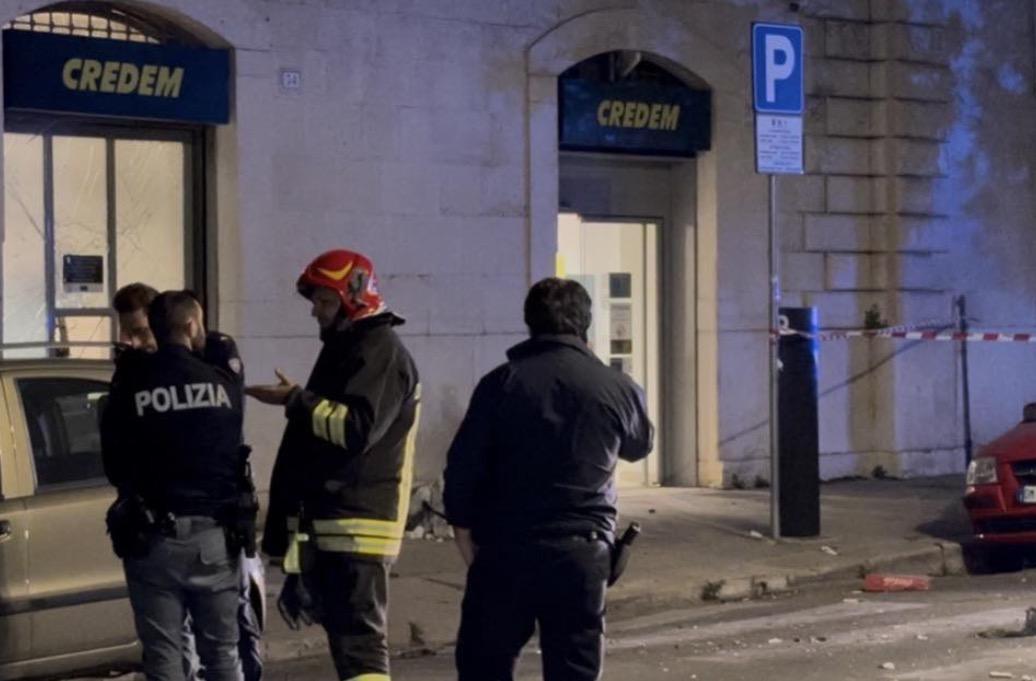 Trani, assalto con esplosivo al bancomat della Credem
