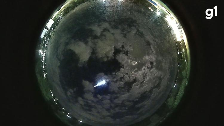 Vídeo em 360 graus mostra momento em que meteoro de alta magnitude cruza o céu de Porto Alegre