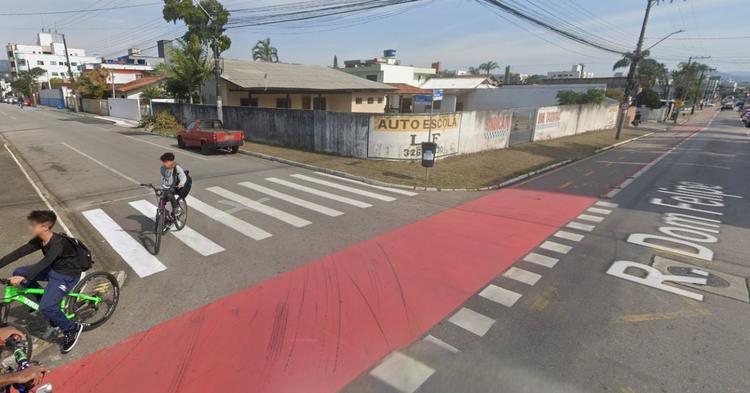 Criança atravessa rua correndo, é atropelada por moto e vai para hospital em BC; condutora também se fere&nbsp;