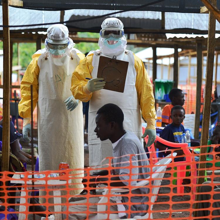 Ebola, stretta sui viaggiatori in Italia
