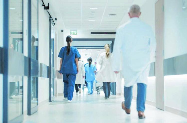 Puglia, 67enne muore in ospedale dopo un malore in clinica: 4 indagati