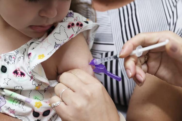 Acre recebe 3,6 mil doses de nova vacina contra bactéria que causa meningite e pneumonia
