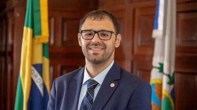 TRE-RJ suspende porte de arma e autoriza inquérito contra deputado