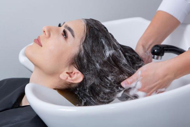 تعرفي على الطريقة الصحيحة لغسل الشعر