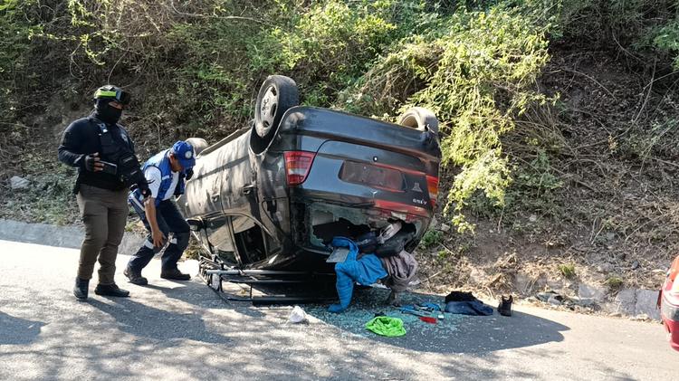Fuerte volcadura en Tequesquitengo deja un hombre herido; mujeres alcoholizadas escapan del lugar