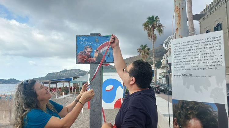 Stamattina, nel corso dell'evento Oltre il vento, il sindaco ha scoperto una targa commemorativa dedicata ad Angelo D'Ar...