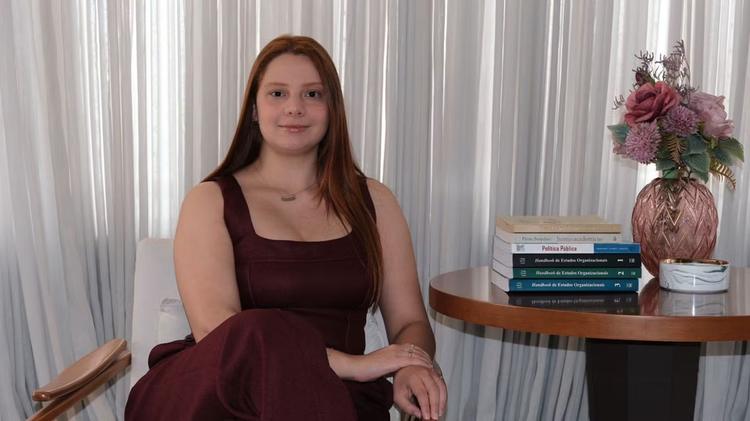 Doutora antes dos 25 anos, estudante passa em concurso mas é impedida de assumir: 'Só quero exercer meu direito de trabalhar'