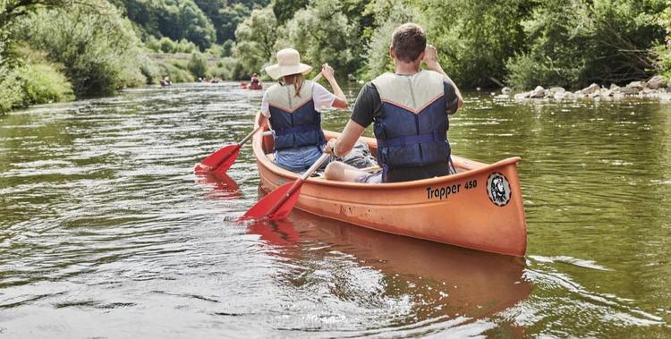  Ein Mann und eine Frau im Kanu auf der Lahn paddelnd